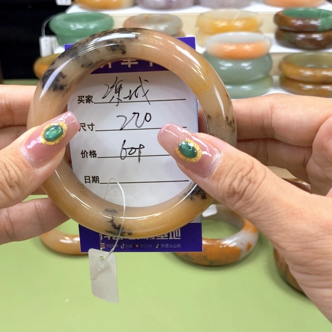 凉***气石英岩玉手镯未镶嵌