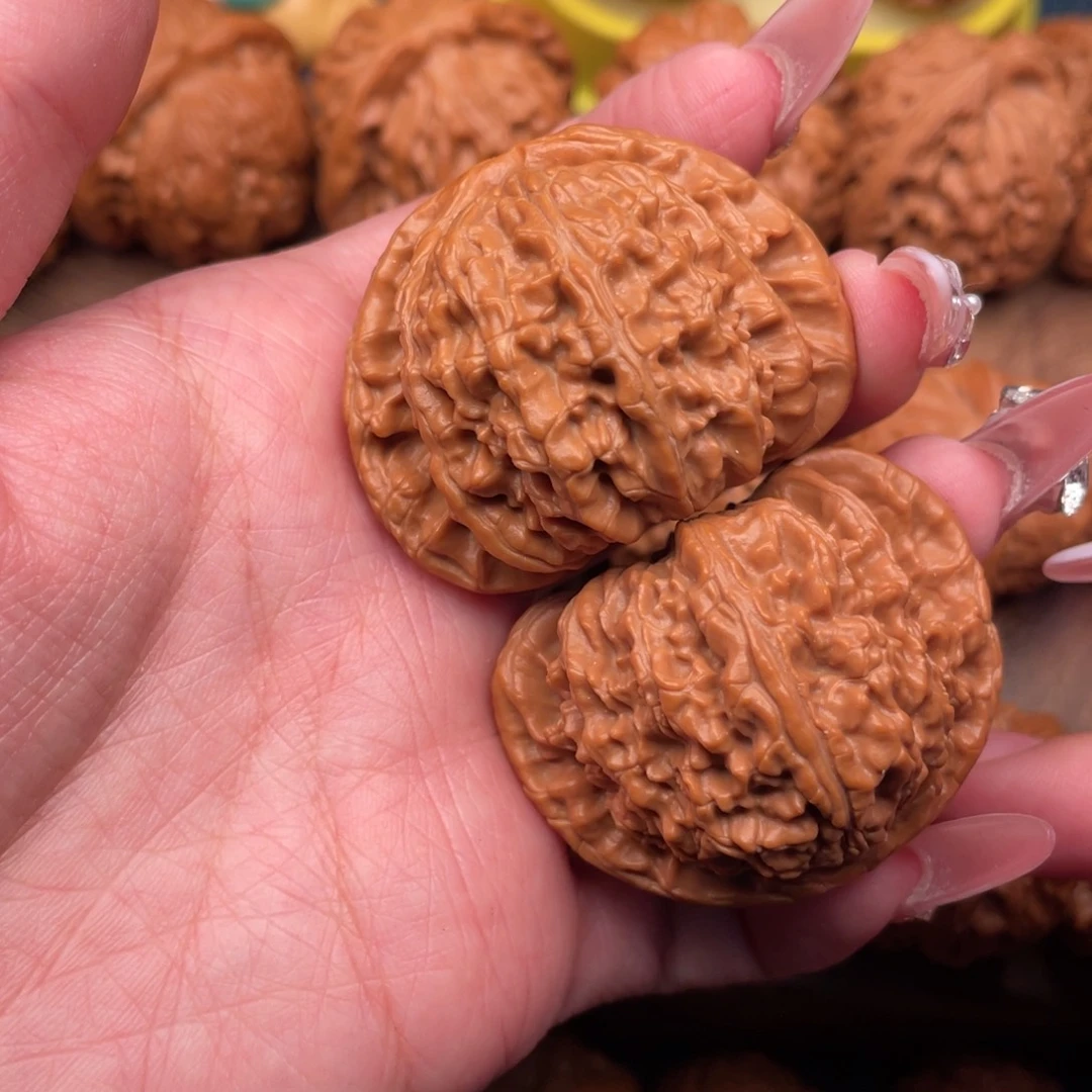 文玩核桃把件毕业精配红皮三角白45。卡姿兰底拣漏价