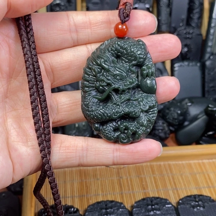 颈饰未镶嵌和田玉（青玉）
