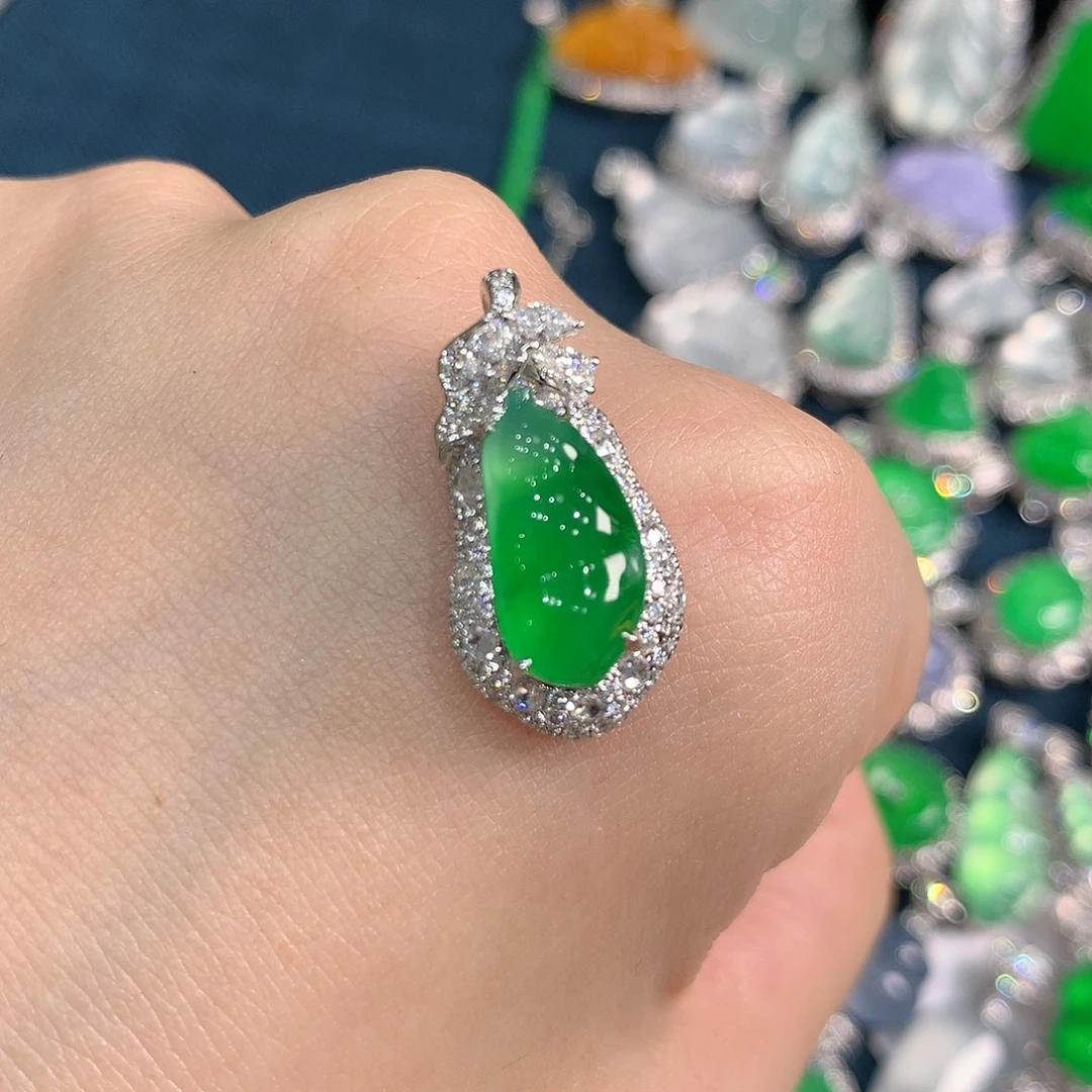 翡翠18K金镶嵌颈饰高冰辣阳绿豆子 48小时鉴赏期