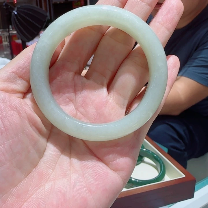 未镶嵌手镯和田玉741