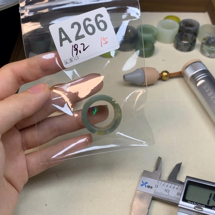 蜜***儿蛇纹石玉合金天然岫玉戒指戒圈