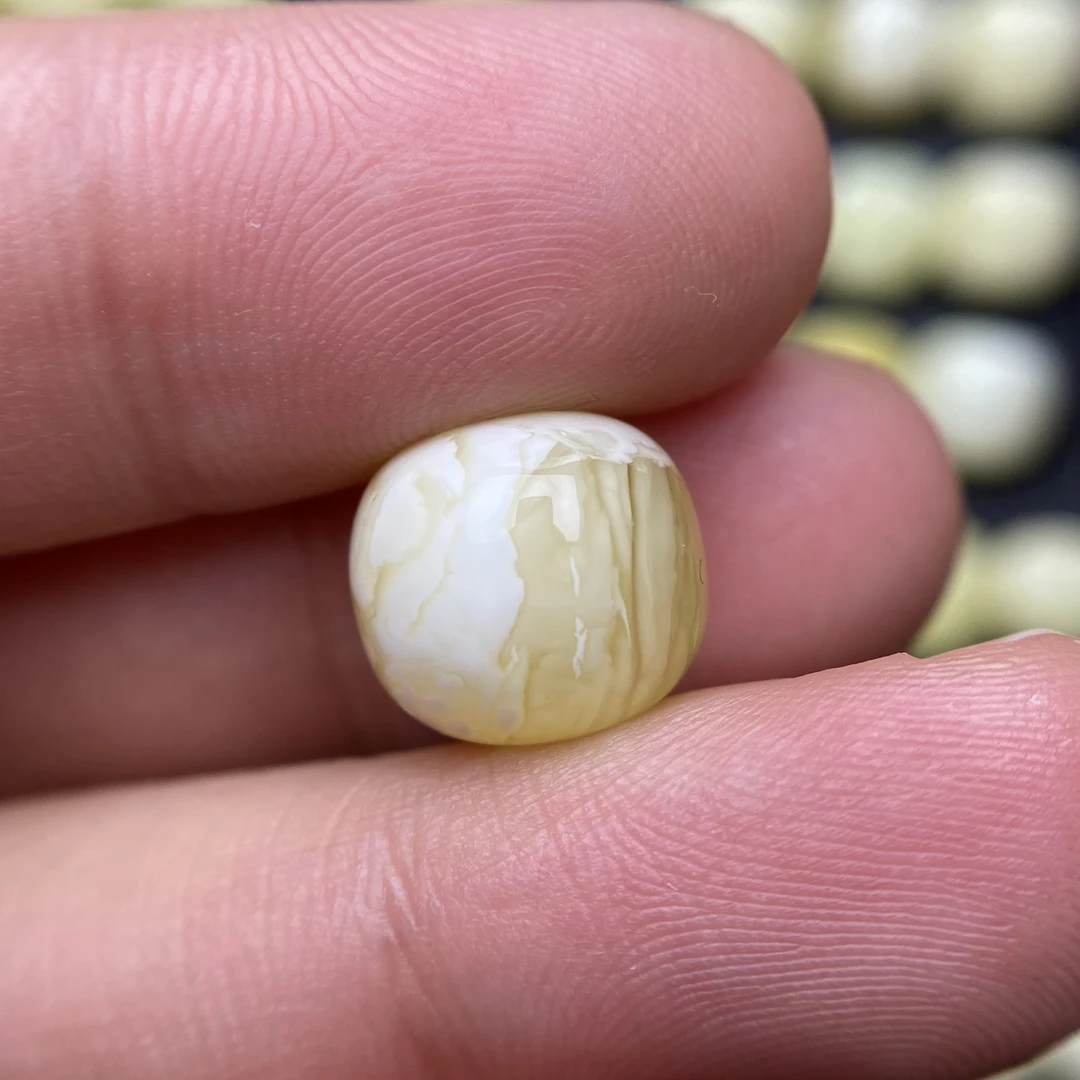 蜜蜡黄白花老型配饰11.8×10.7mm，半黄半白，天然无优化杂裂