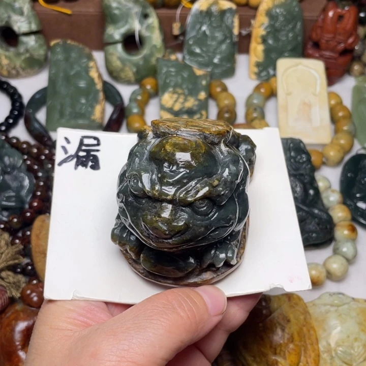 透闪石质玉未镶嵌颈饰