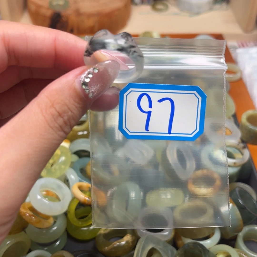 灯***个蛇纹石玉未镶嵌珠宝奇石