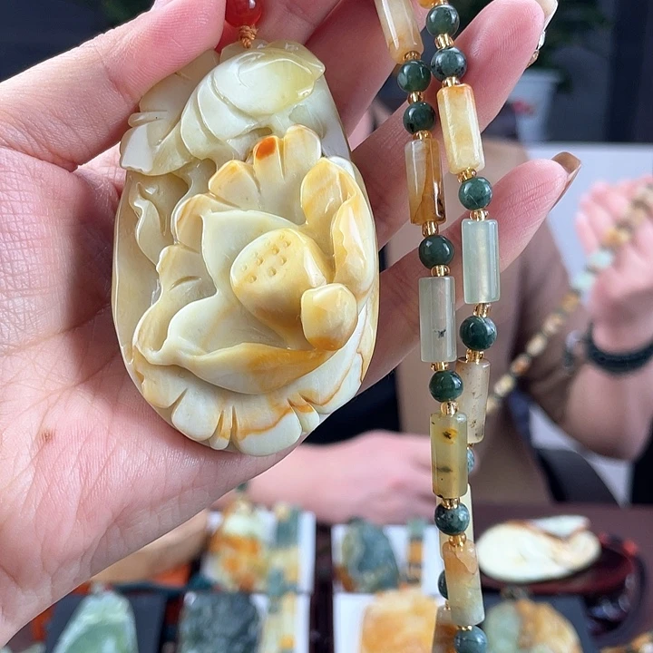 蛇纹石玉颈饰未镶嵌
