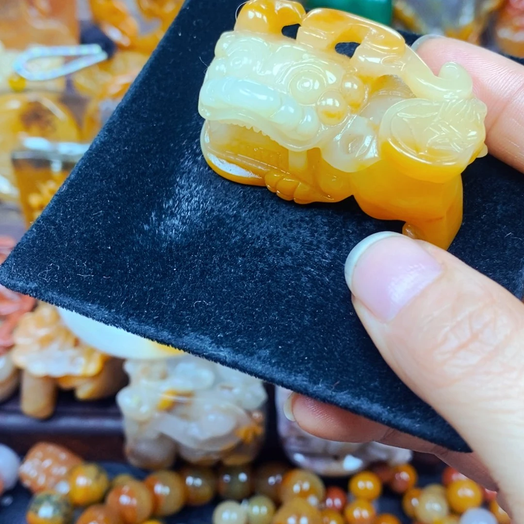 未镶嵌石英质玉（黄龙玉）颈饰