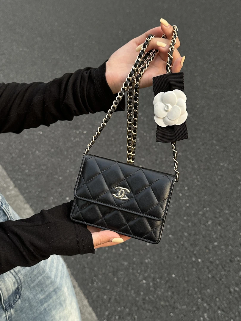 99新 Chanel/香奈儿 山茶花蝴蝶结mini斜挎包，31开 有卡，尺寸12x9