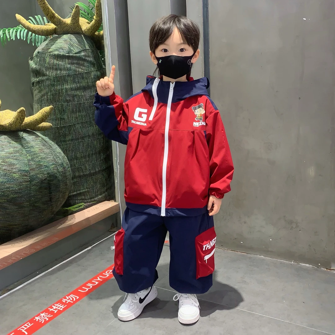 哪吒儿童秋装男童套装2025新款秋季潮酷个性小男孩外套宝宝冲锋衣