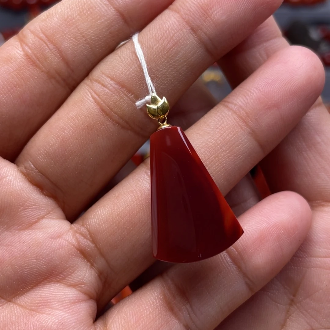 南红玛瑙18K金镶嵌珠宝奇石无事牌吊坠