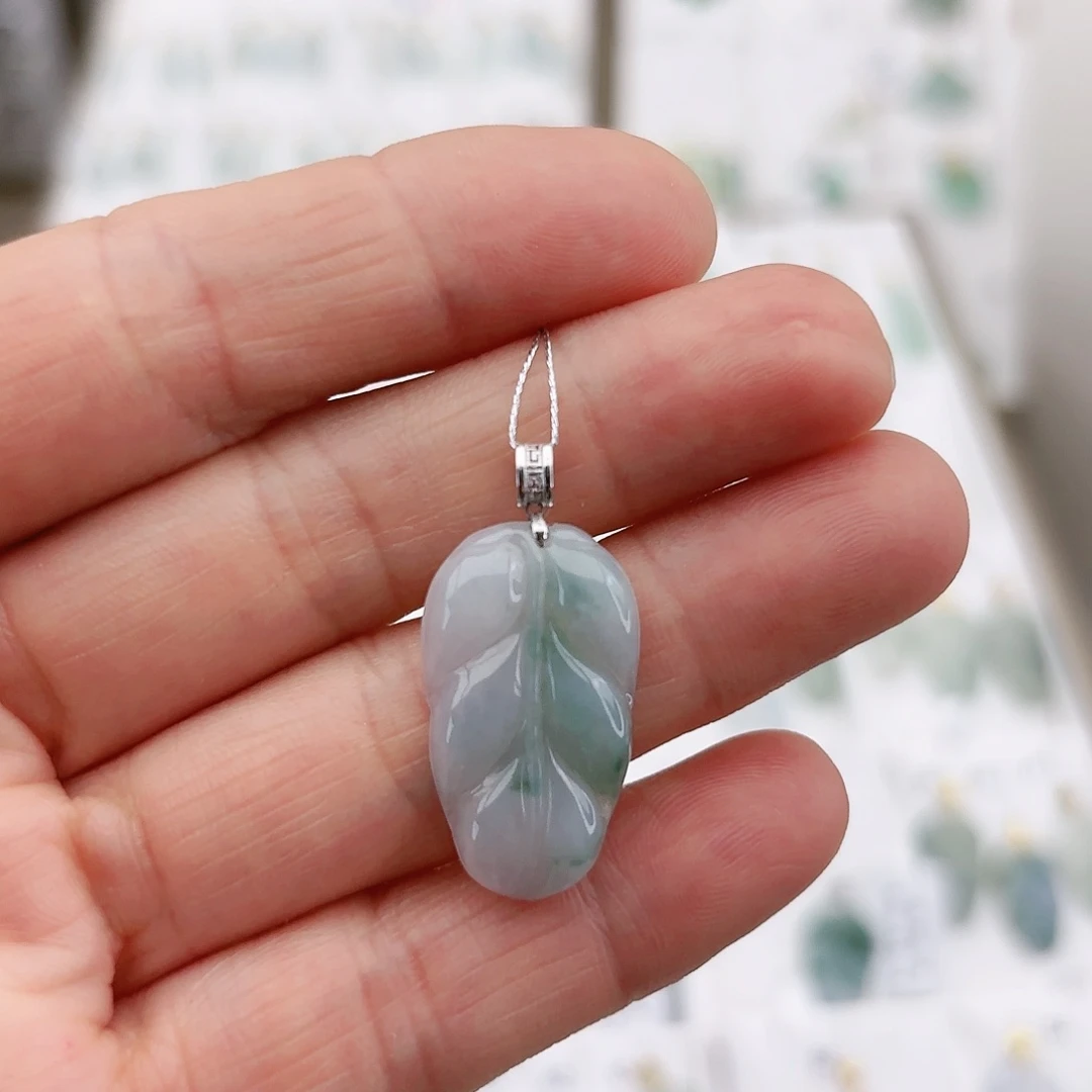 翡翠颈饰18K金镶嵌翡翠叶子