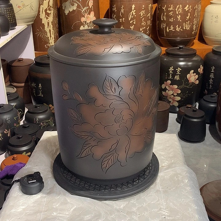 线雕九饼水缸。