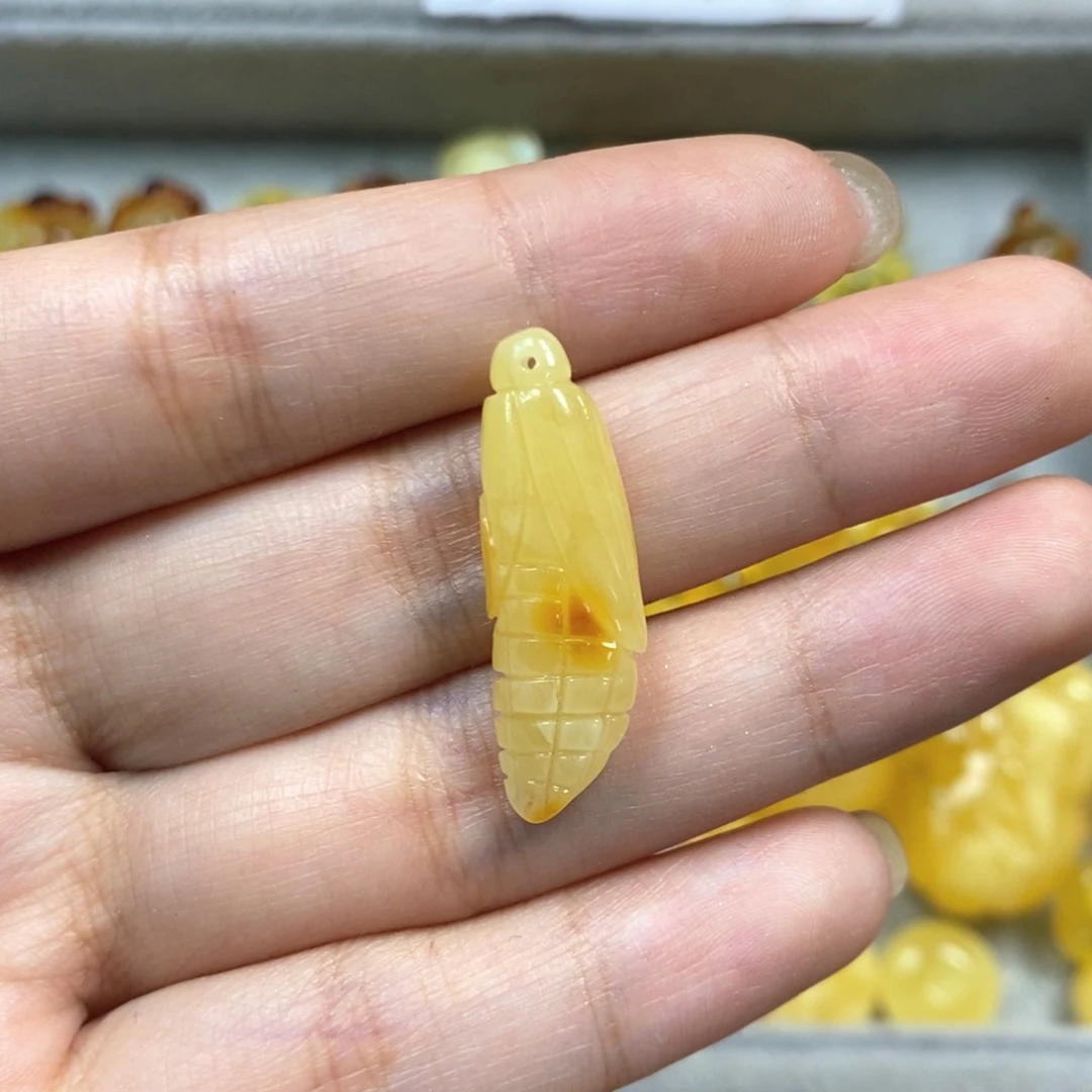 未镶嵌颈饰琥珀玉米