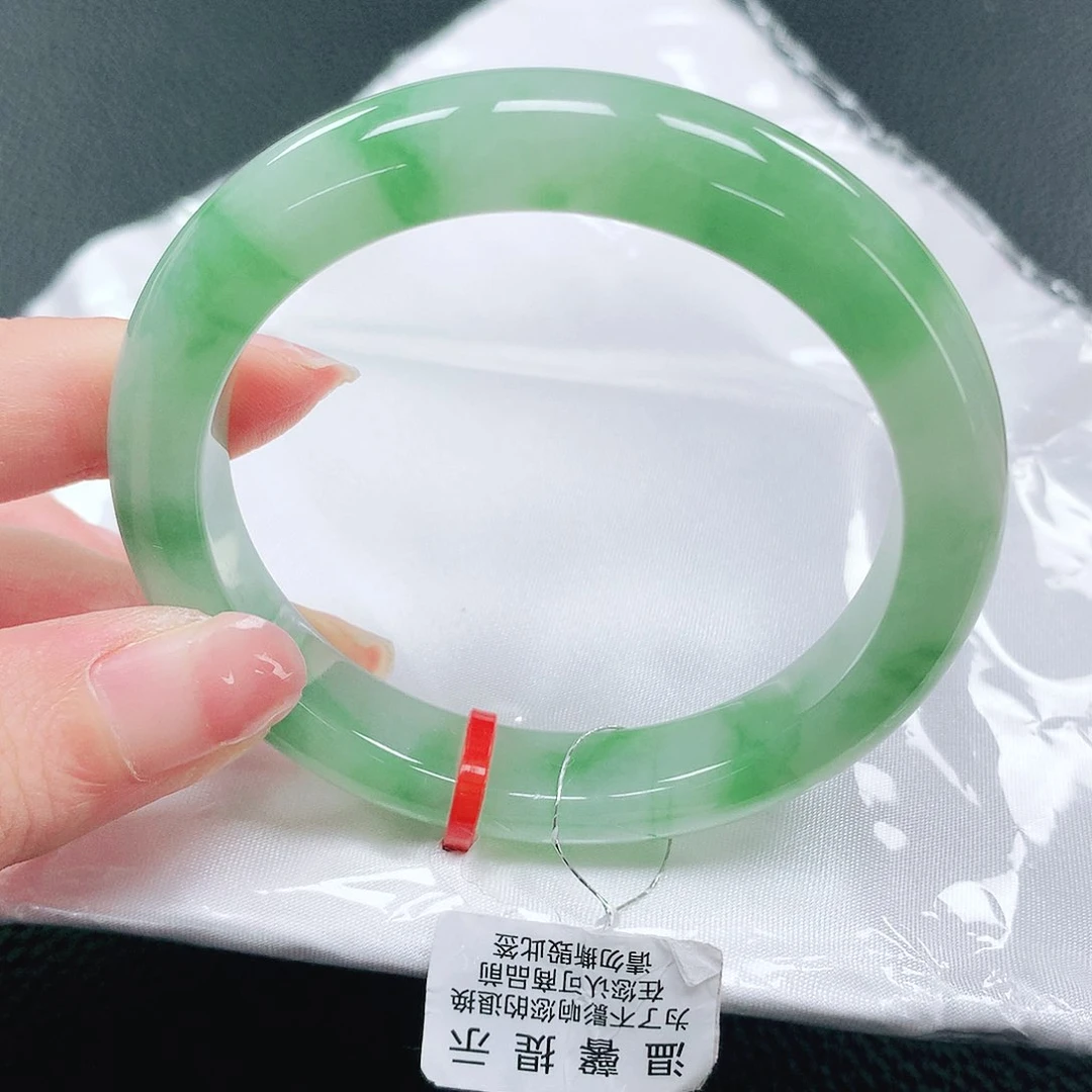 翡翠手镯未镶嵌54圈