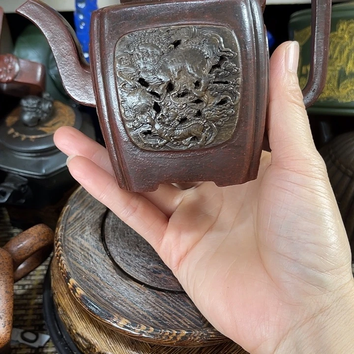 茶壶紫砂原矿泥手工制作的一把紫砂壶。