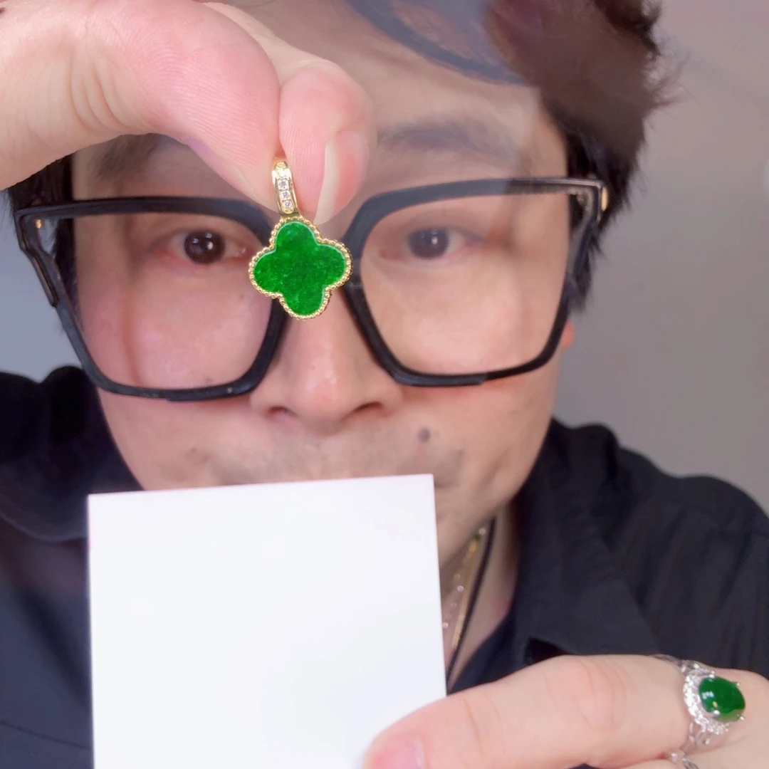 翡翠未镶嵌颈饰一件