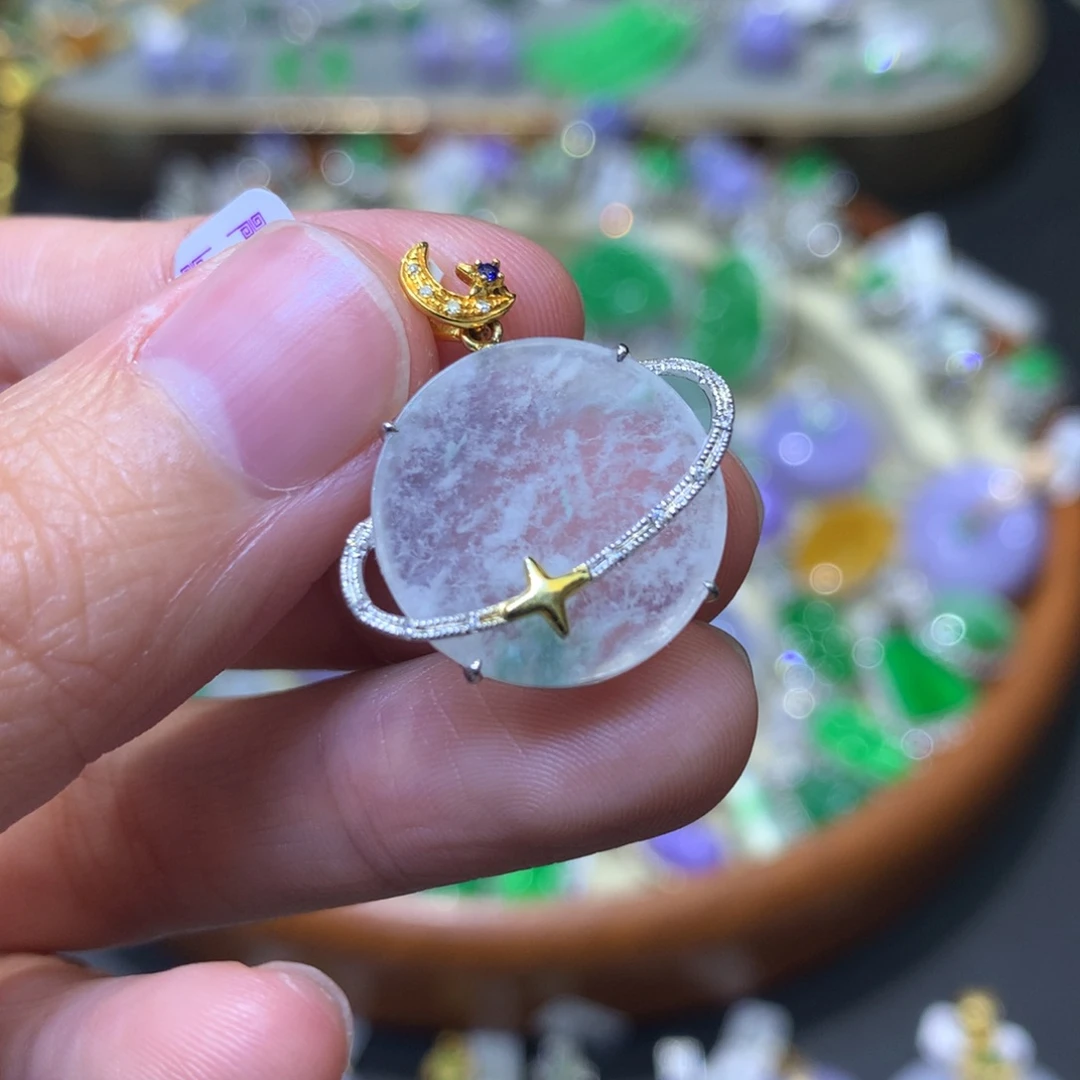 颈饰18K金镶嵌翡翠