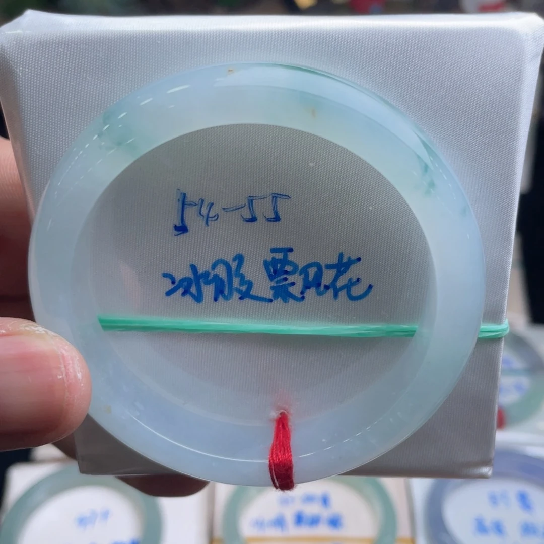 翡翠手镯未镶嵌翡翠手镯