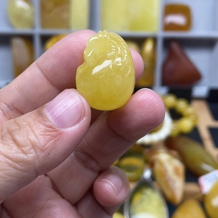 琥珀未镶嵌裸石吊坠