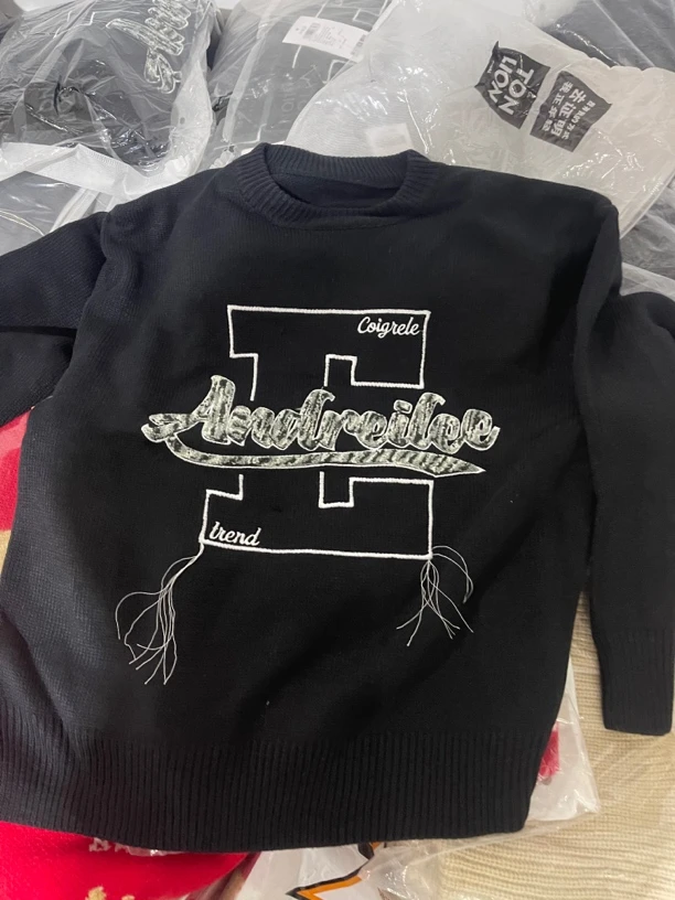 TON LIONT 字母E绿色毛衣01