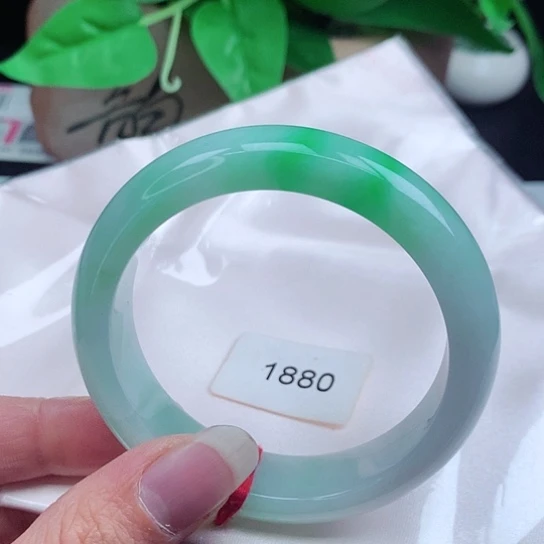 翡翠手镯未镶嵌    正圈54 白底青