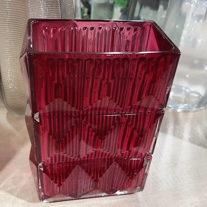 玫红色方卢梭花瓶