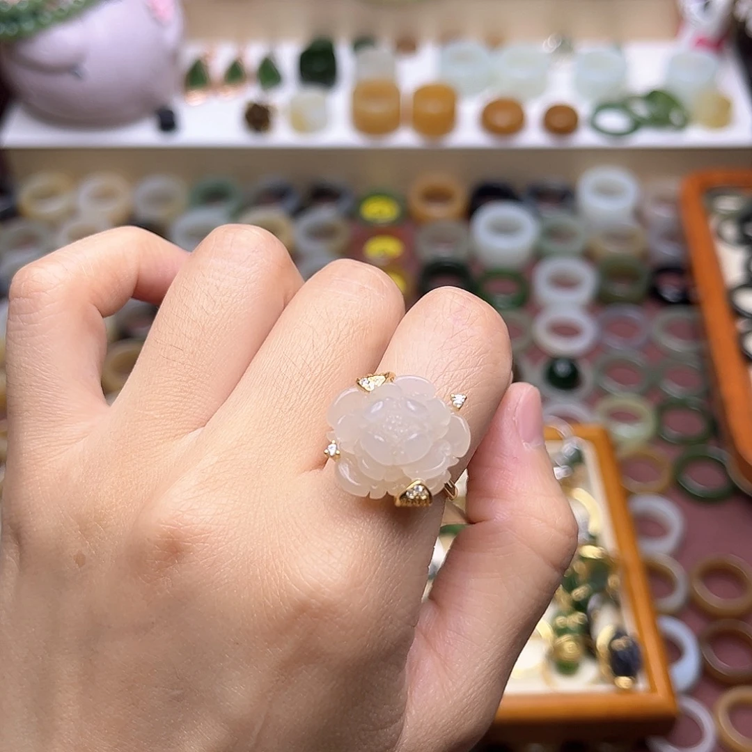 未镶嵌戒指和田玉藕粉花戒