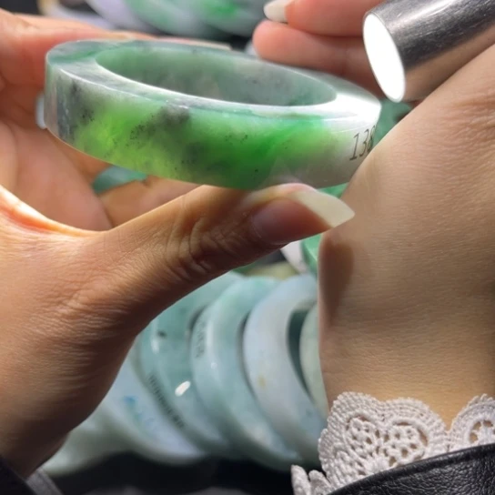 定制翡翠未镶嵌手镯