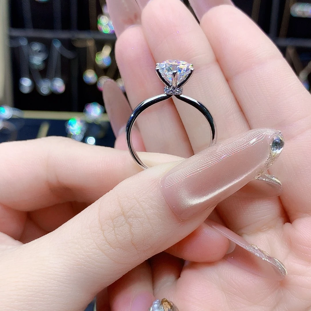 18K金镶嵌合成碳硅石（莫桑石）戒指/指环风**家