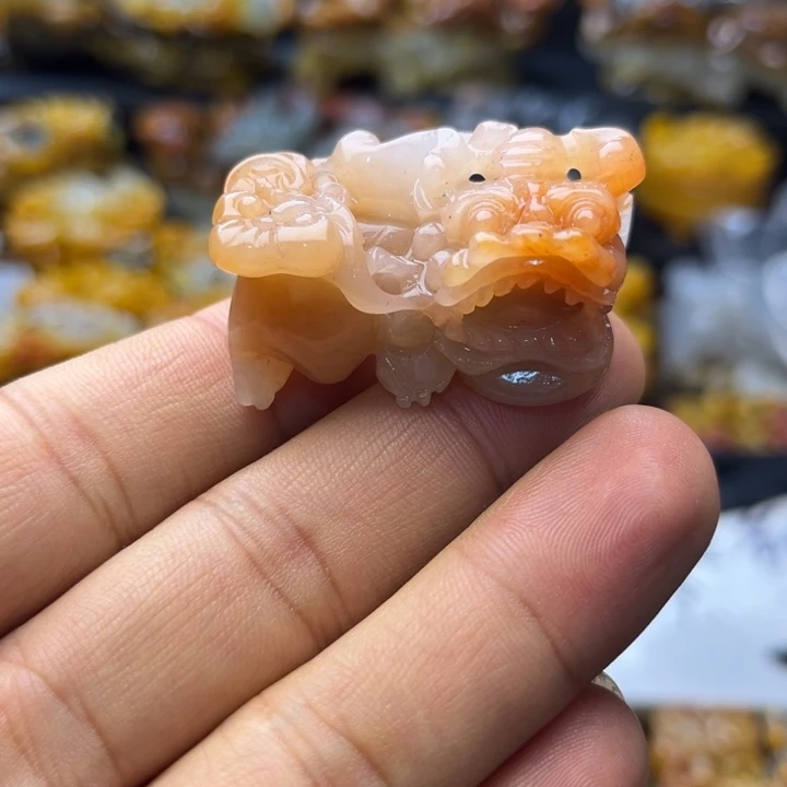 石英质玉（黄龙玉）未镶嵌颈饰