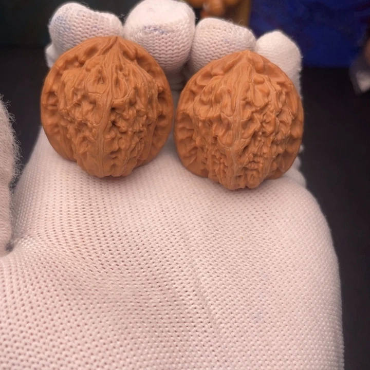 文玩核桃吊坠白狮子