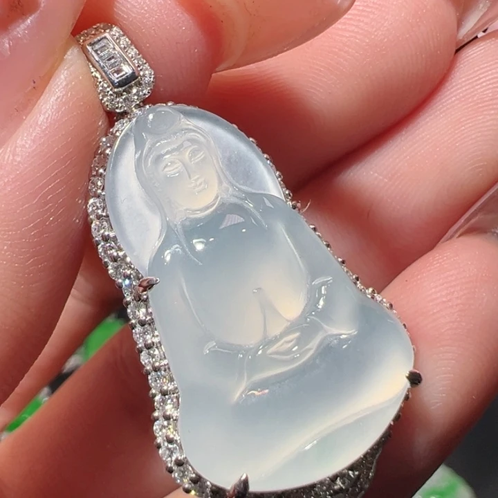 颈饰18K金镶嵌翡翠观音