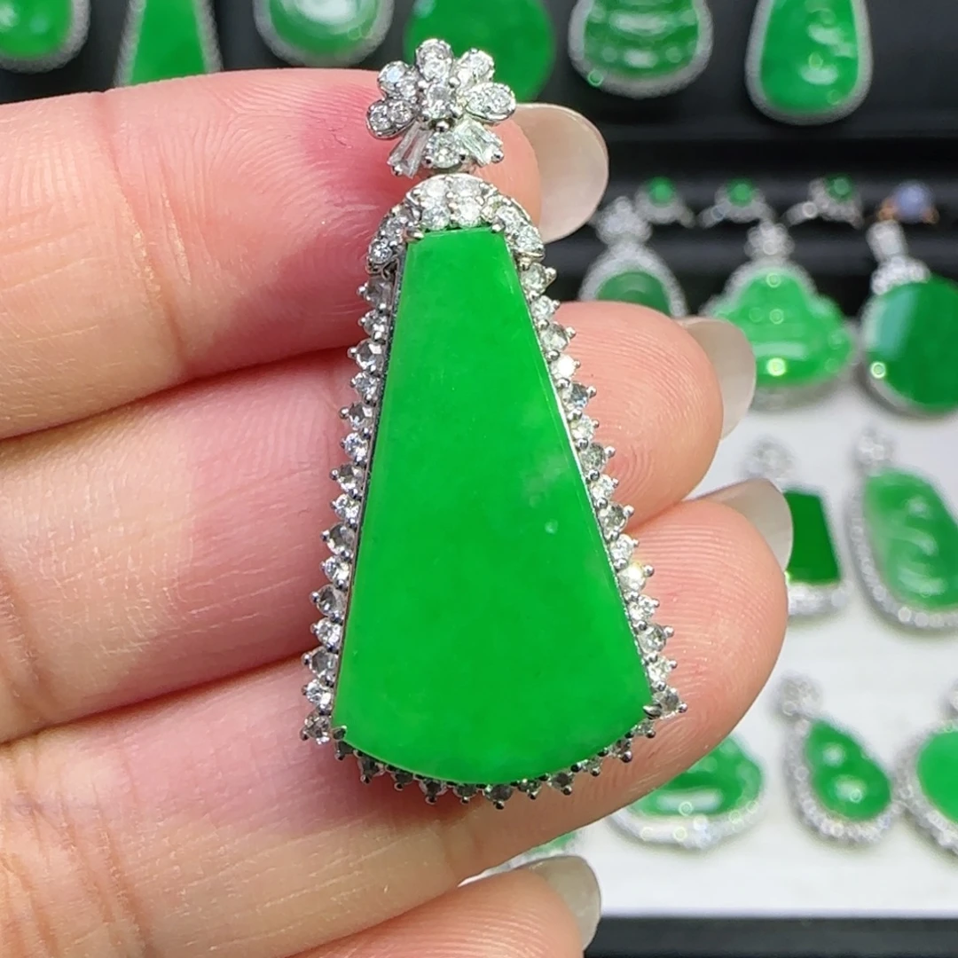 翡翠18K金镶嵌颈饰吊坠