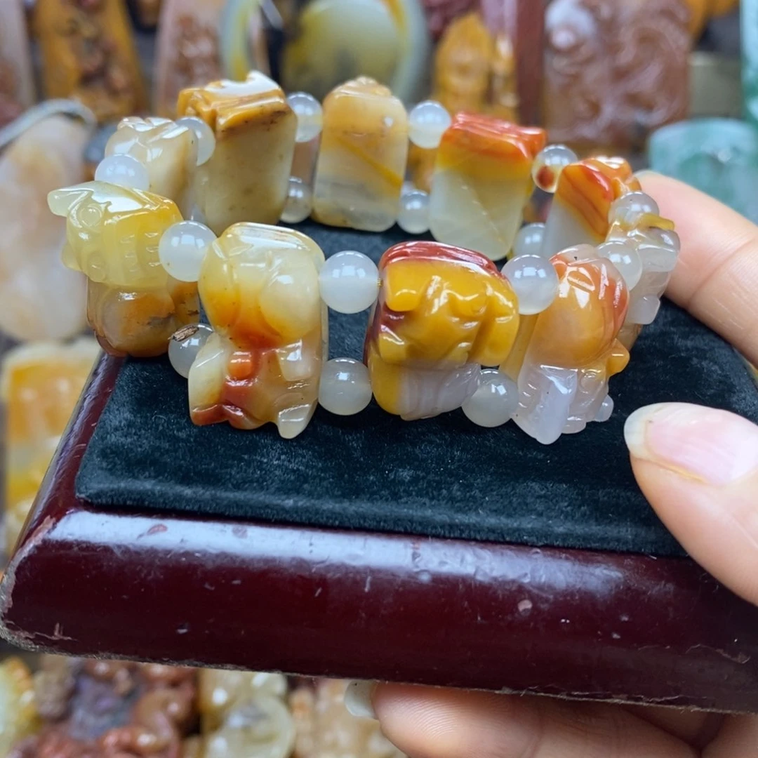 石英质玉（黄龙玉）未镶嵌颈饰