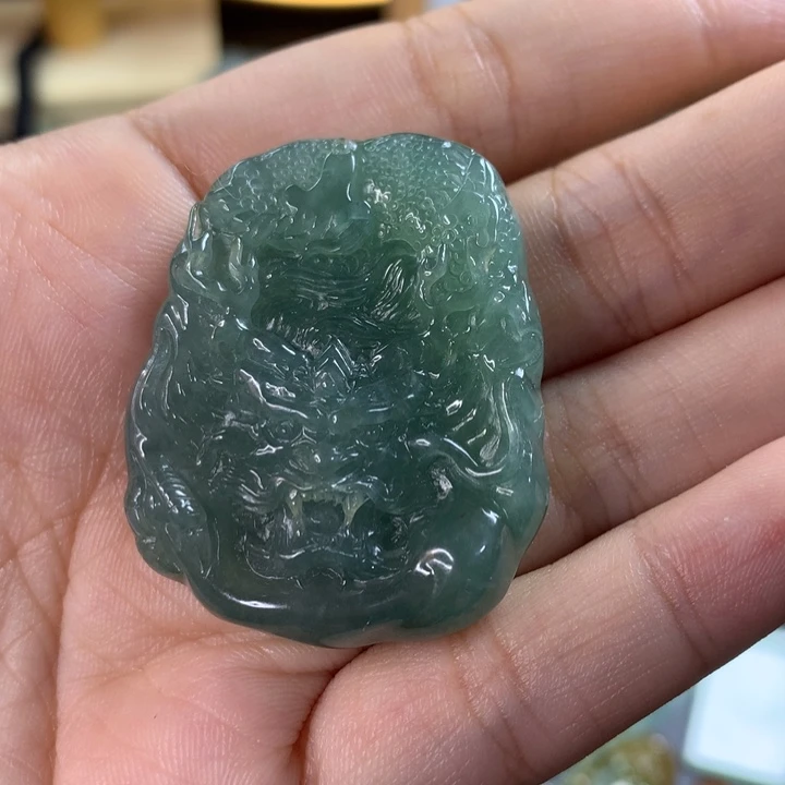 翡翠未镶嵌颈饰龙牌