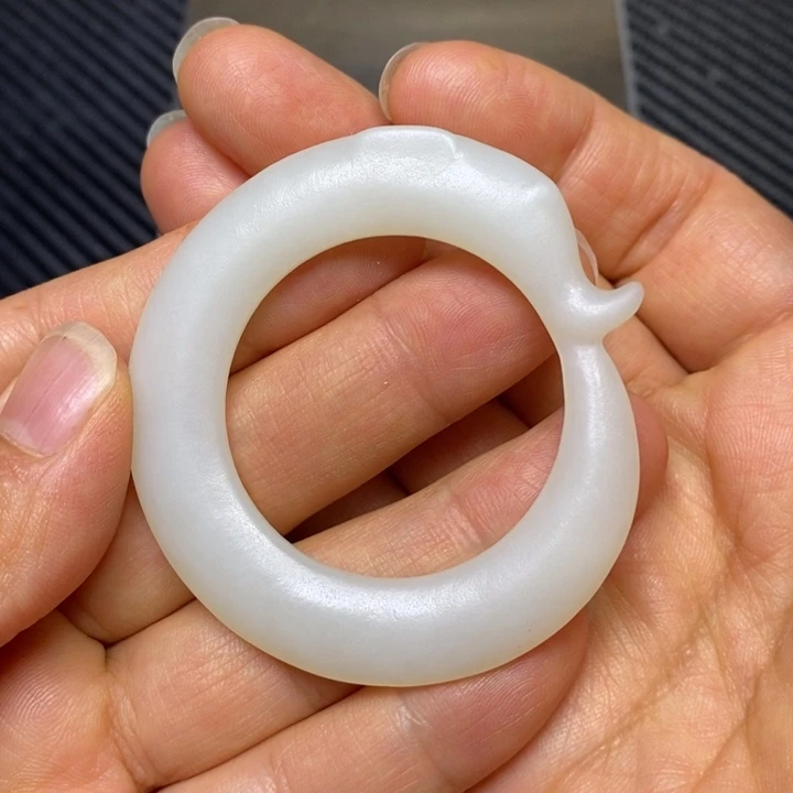 和田玉未镶嵌颈饰志**方