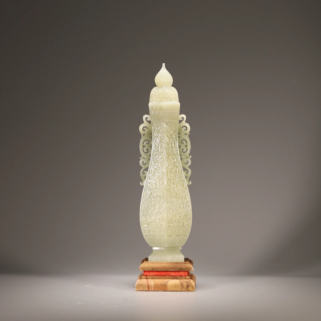 Lot39清代 和田玉满雕花卉宝瓶