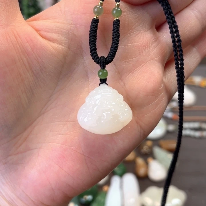 和田玉未镶嵌颈饰财神爷