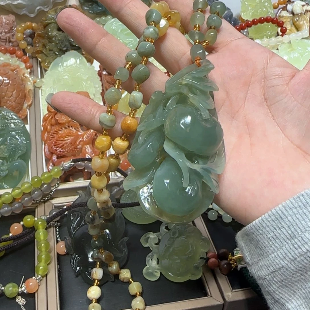 未镶嵌蛇纹石玉吊坠