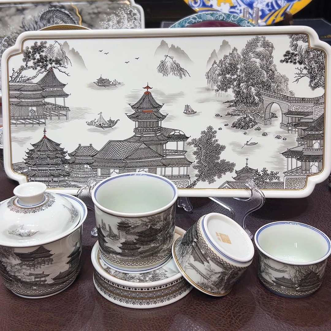 摆件景德镇陶瓷艺术展在上海举办期间举行的