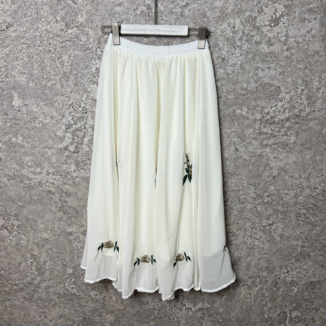 Q34 刺绣白色大裙摆半身裙
