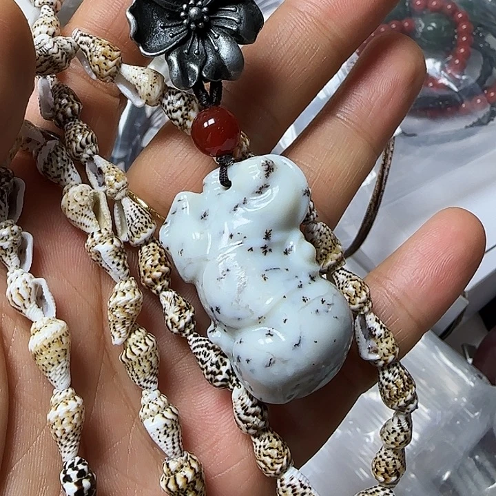 婷***婷和田玉未镶嵌颈饰