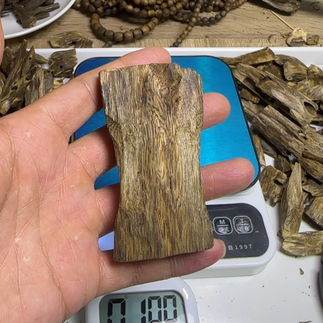 沉香沉香碎屑绿棋楠原料手把件17克