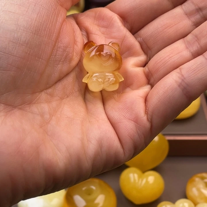 琥珀未镶嵌颈饰蜜蜡