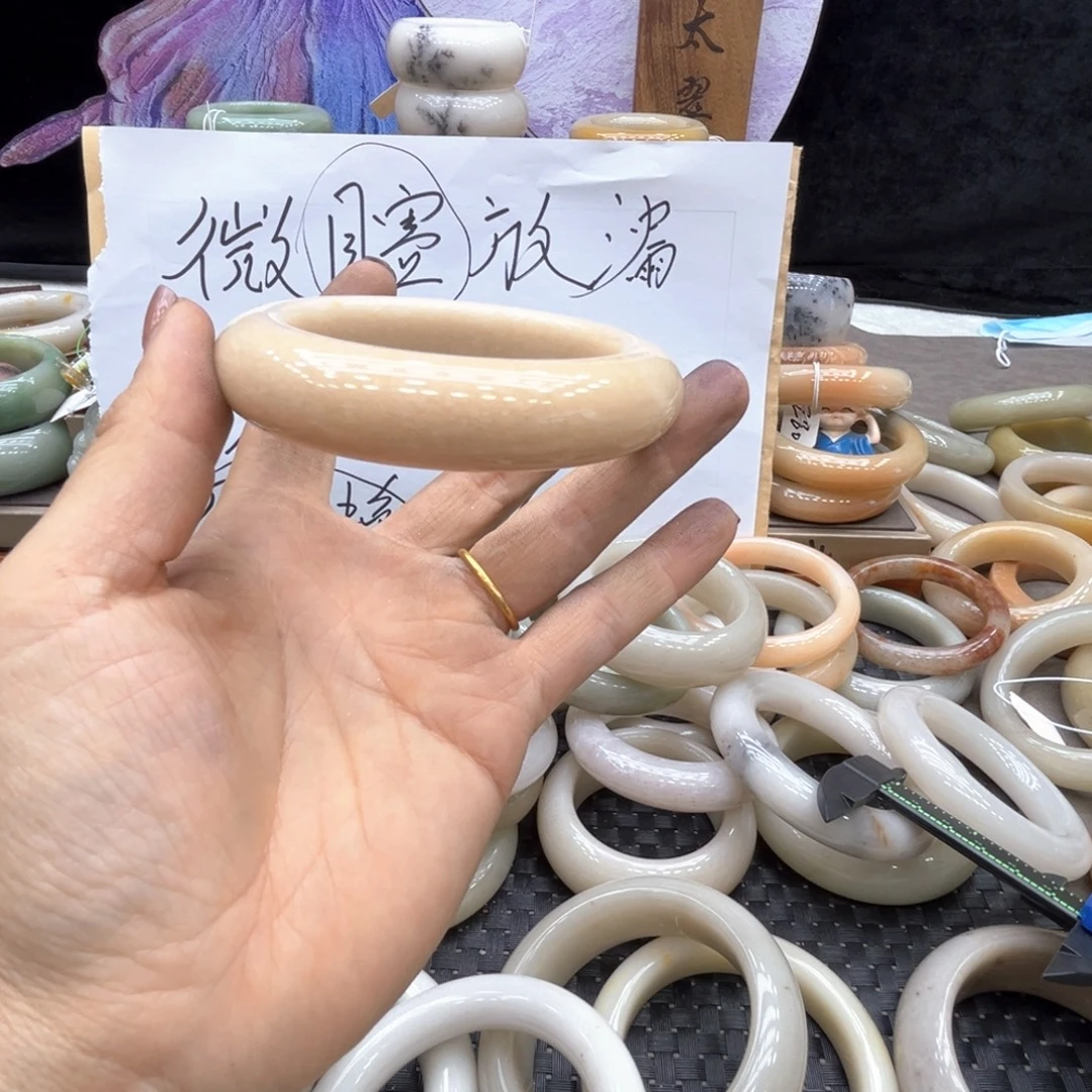 程***运石英质玉未镶嵌手镯