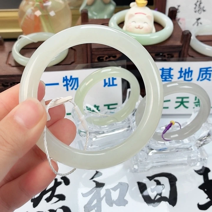 和田玉未镶嵌手镯