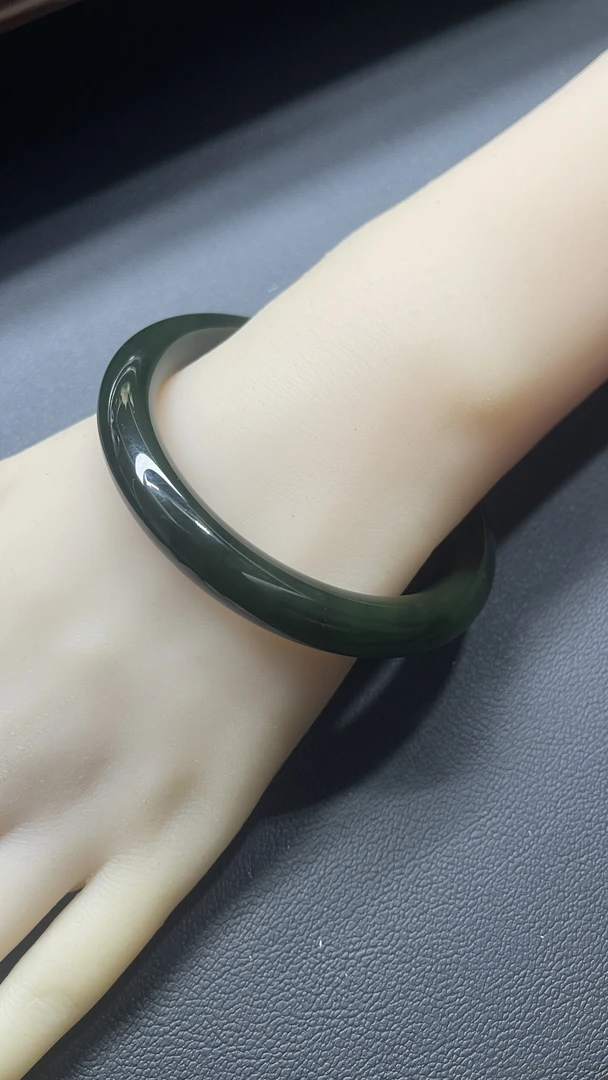 和田玉碧玉老坑菠菜绿圆条时尚经典手镯