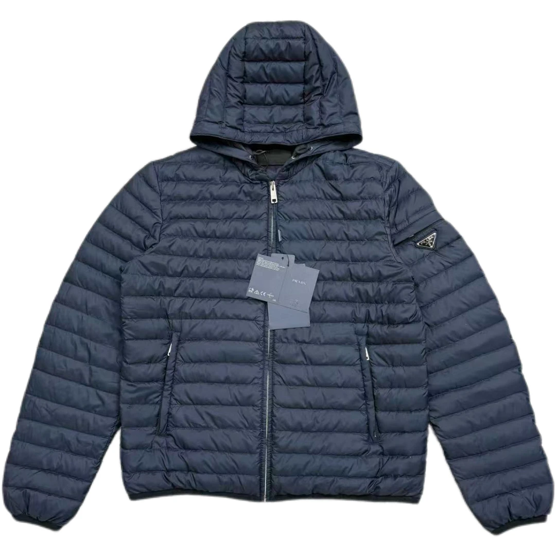 未使用 Prada/普拉达 藏青色三角钢标薄款连帽羽绒服50码