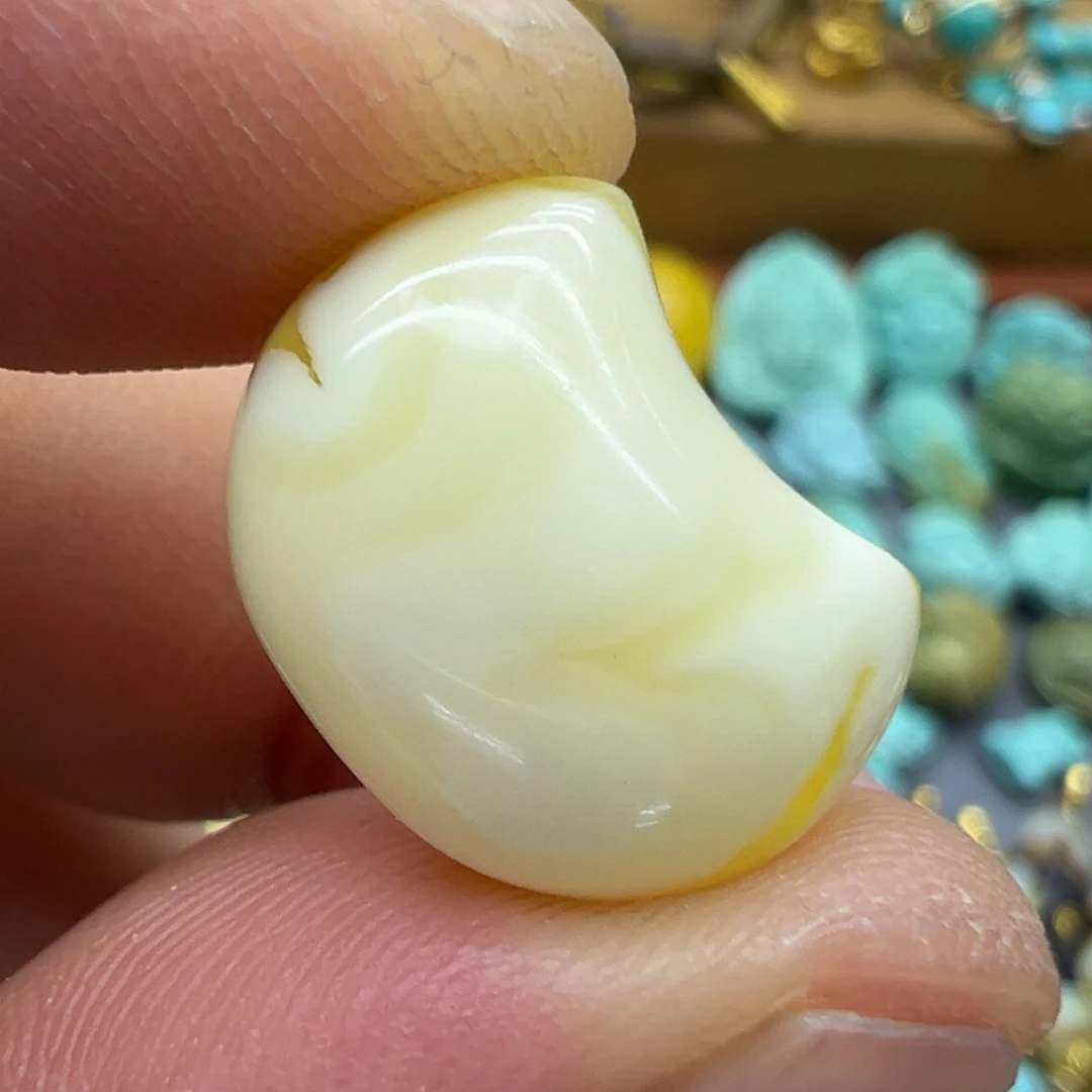 琥珀颈饰未镶嵌月亮