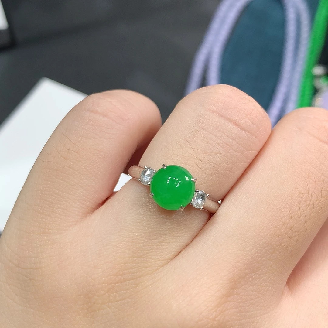翡翠18K金镶嵌颈饰冰胶阳绿蛋面戒指 48小时鉴赏期
